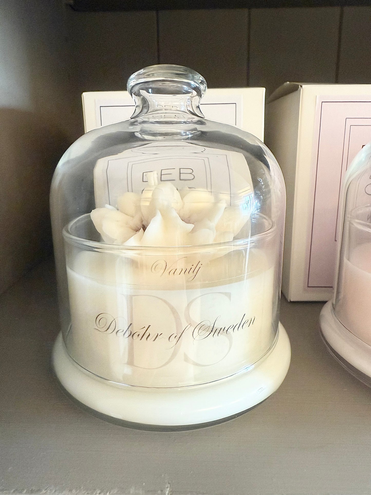 Doftljus i glas med kupa.