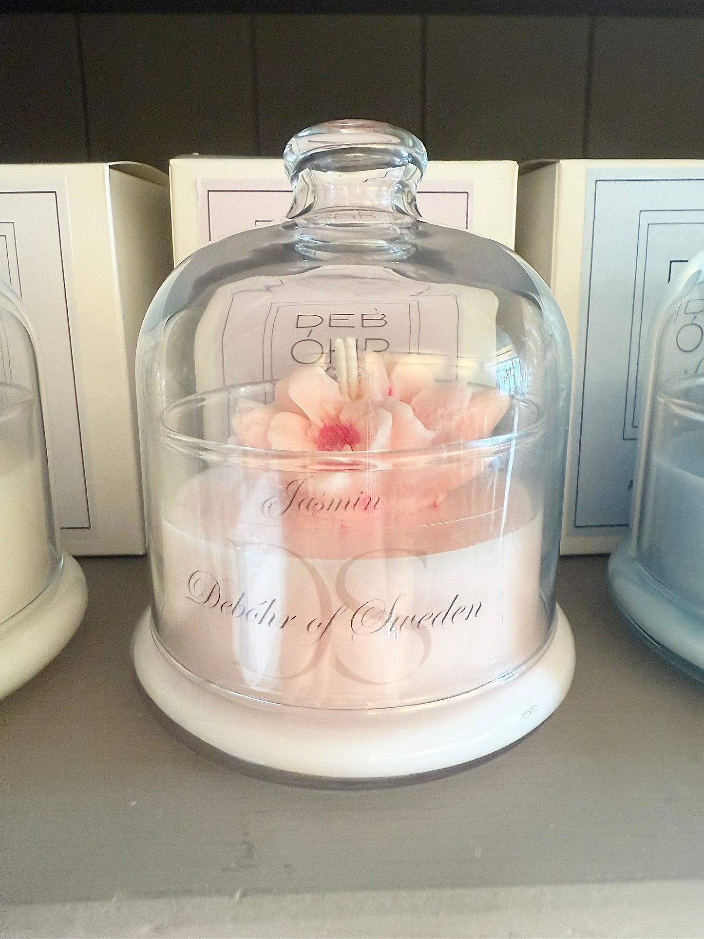 Doftljus i glas med kupa.