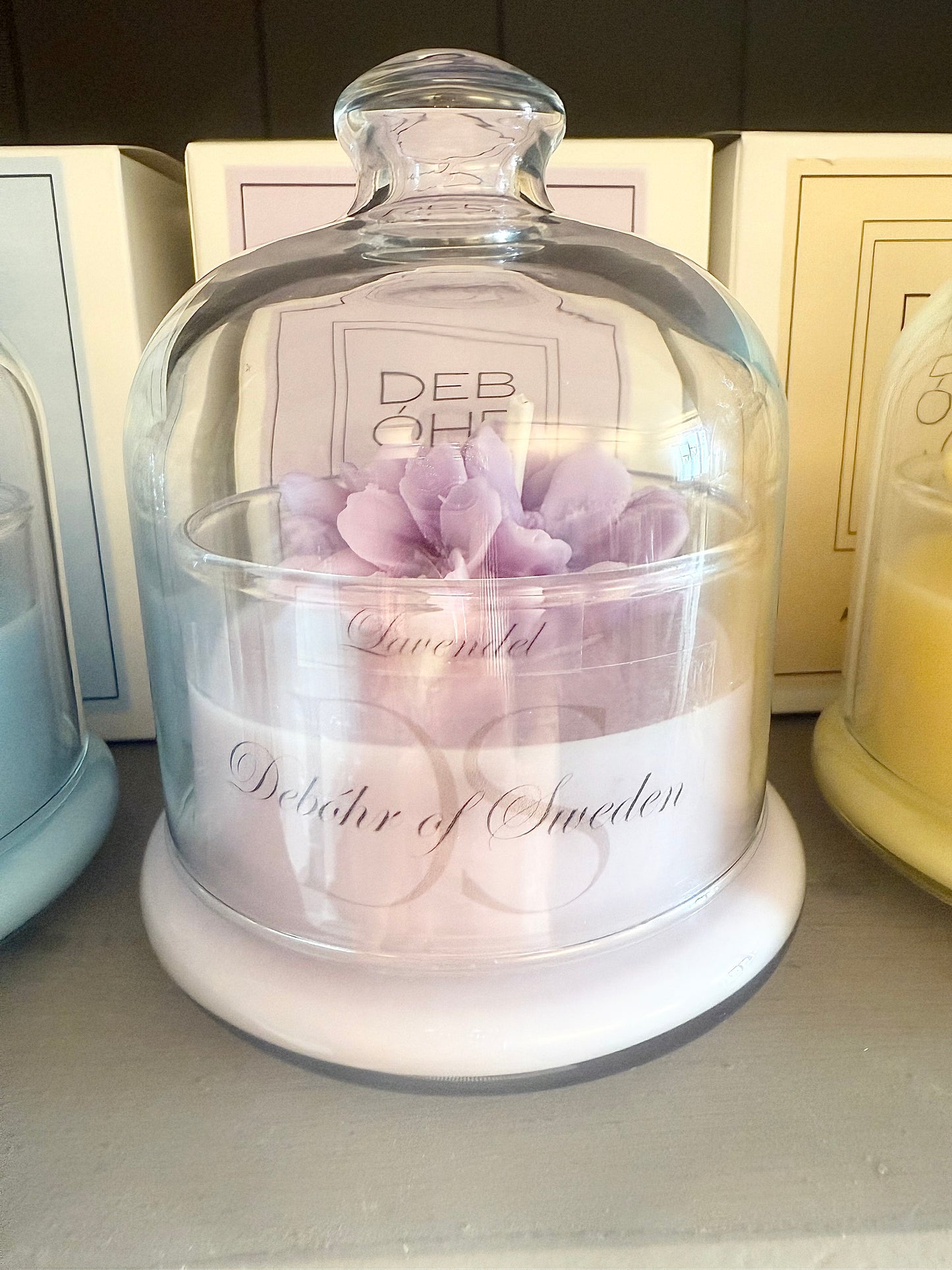 Doftljus i glas med kupa.