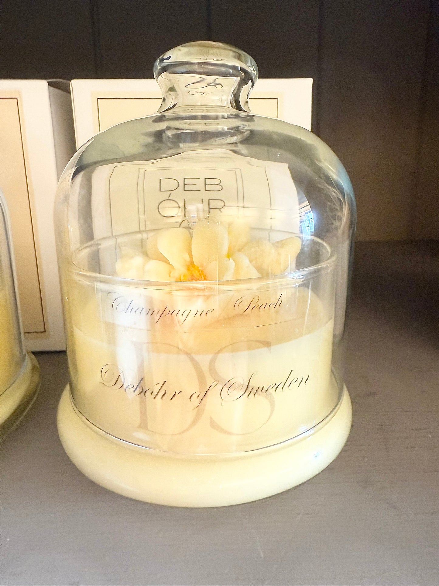 Doftljus i glas med kupa.